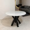 Mesa comedor redondo modelo Celine cubierta en piedra